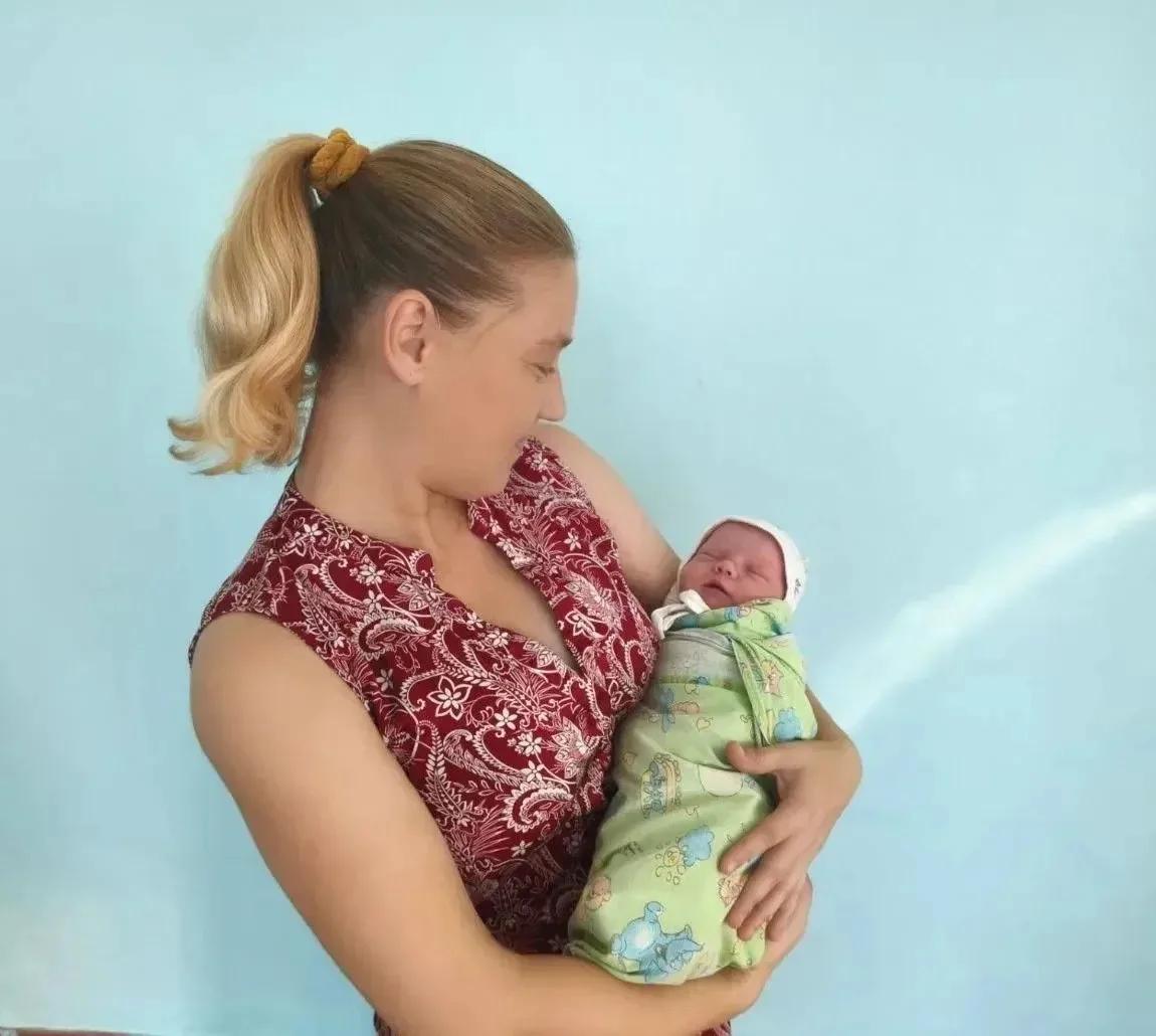 В Прокопьевском роддоме Яна Курильская стала мамой в пятый раз